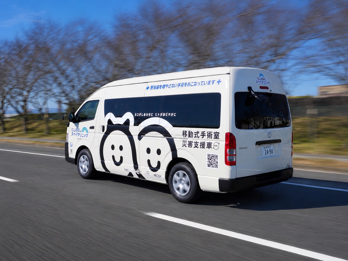 走行中の移動式手術車ニコワゴン